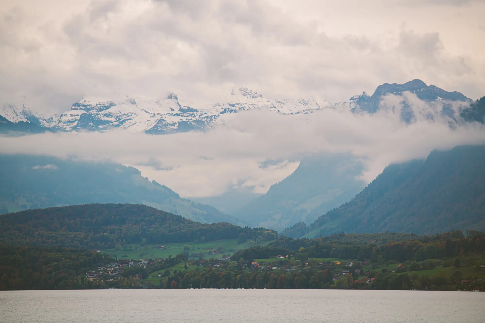 Switzerland pre-wedding photography: Thunersee wedding photographer