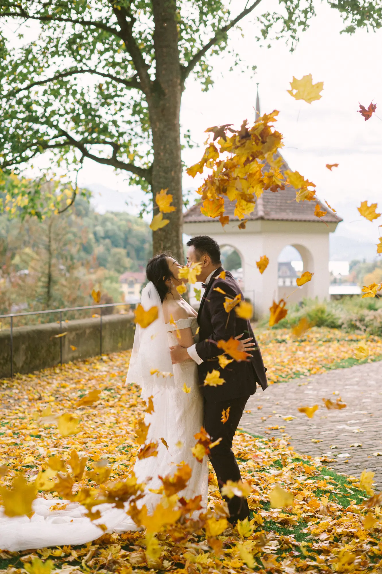Switzerland pre-wedding photography: autumn pre wedding photos