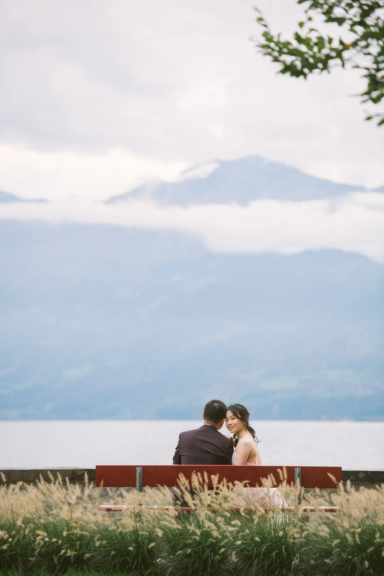 Switzerland pre-wedding photography: swiss lake pre wedding photographer