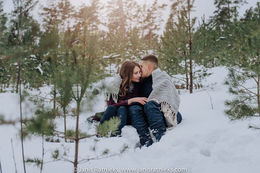 engagement photos winter in forest