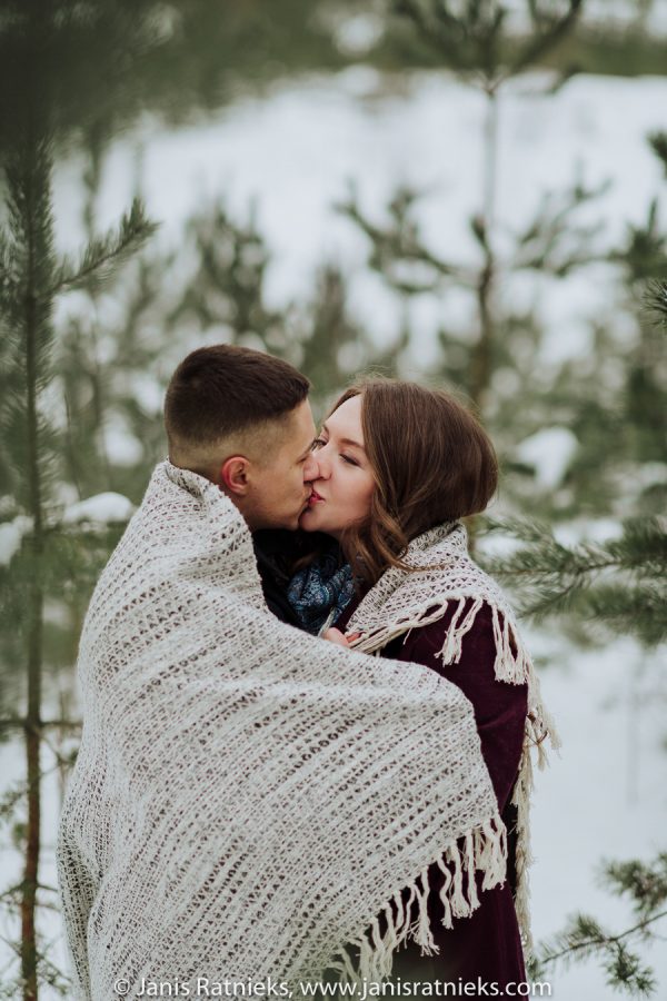 winter engagement photos