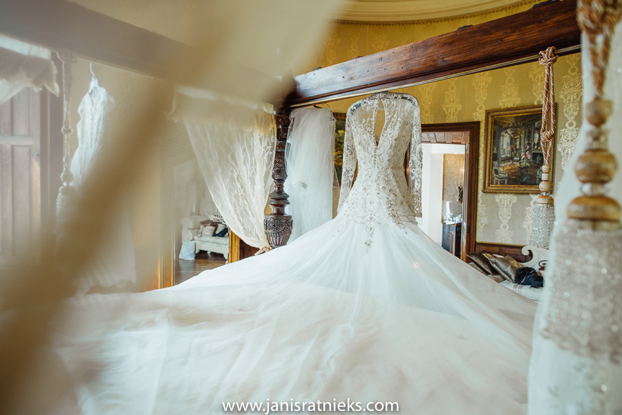 Elegant lace wedding gown