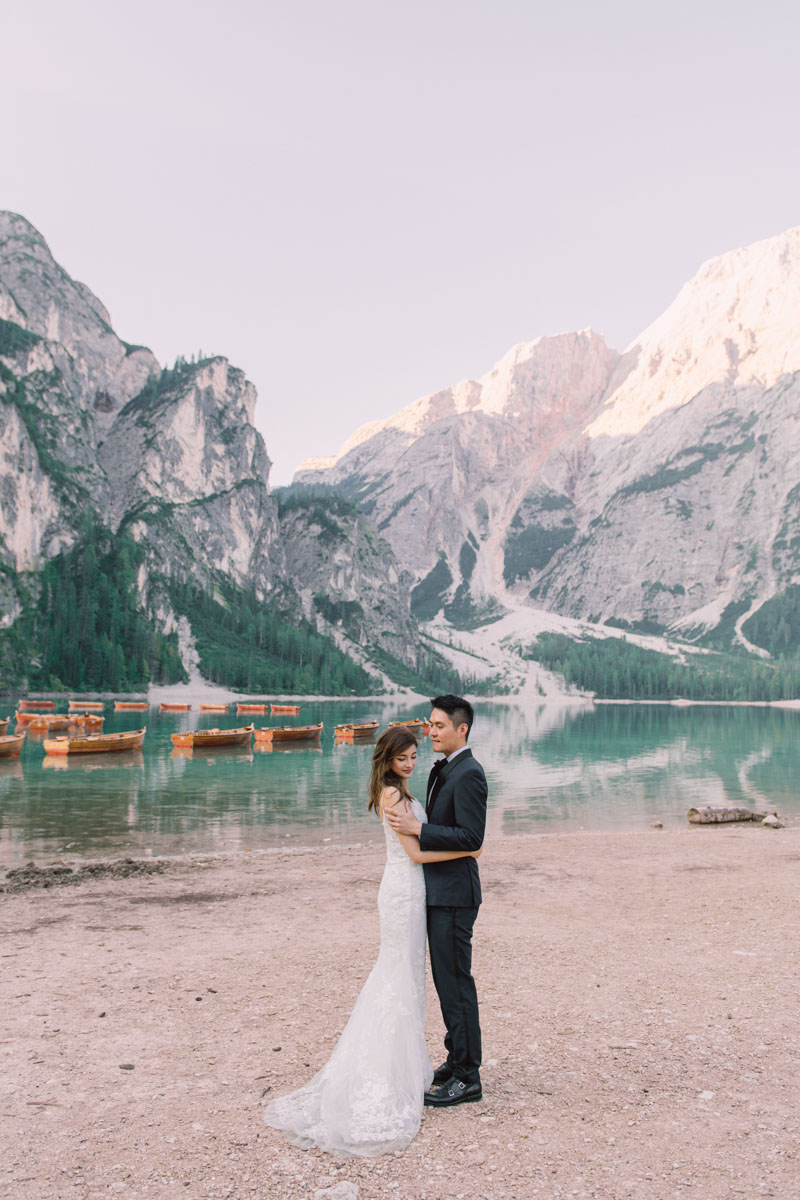 Lago-di-Braies-Scenic-Engagement-Photographer-Chinese-Couple