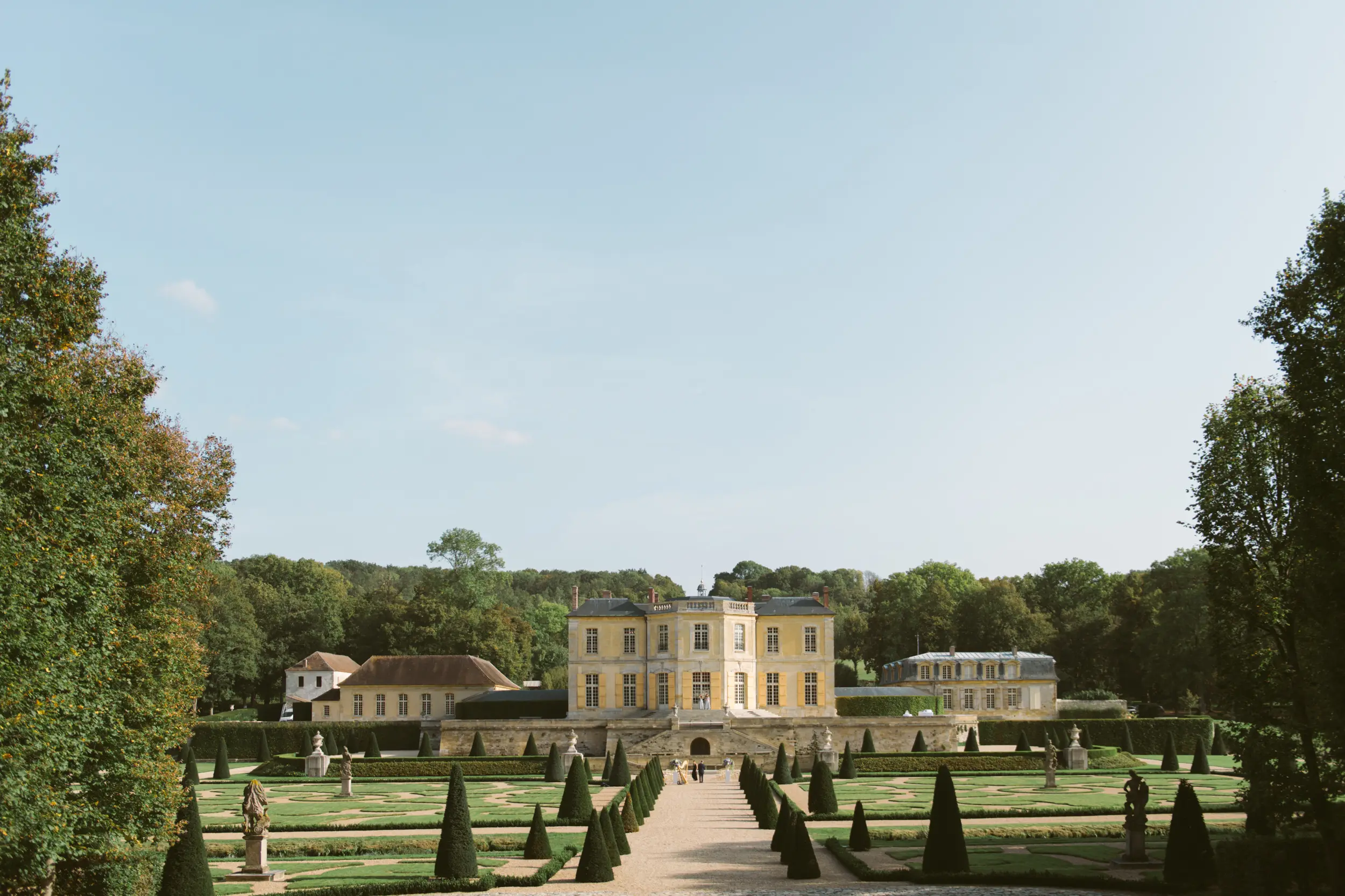 Château de Villette: Your Wedding Dreams Come True (Big or Small!)