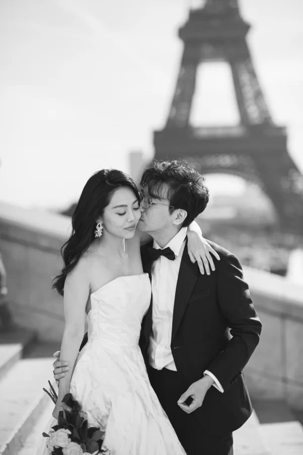 Paris Pre-wedding black and white photo, Eiffel tower in the backdrop