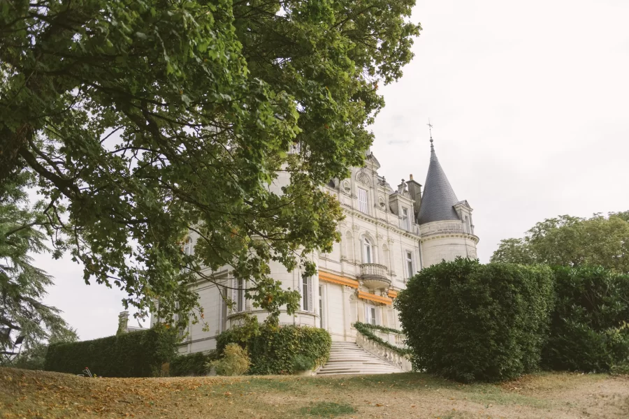 Domaine de la Tortinière wedding the front of the chateau photography