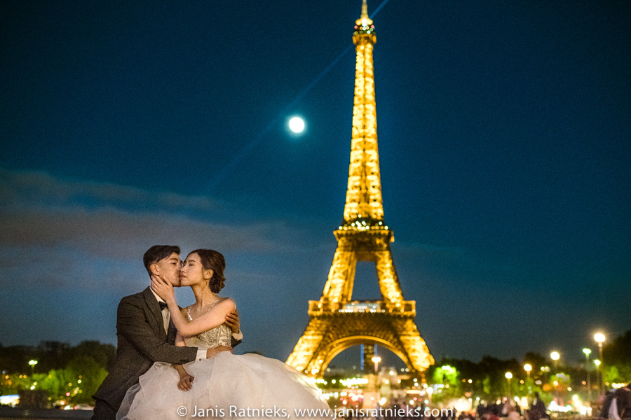 Night time Pre-wedding photoshoot in Paris