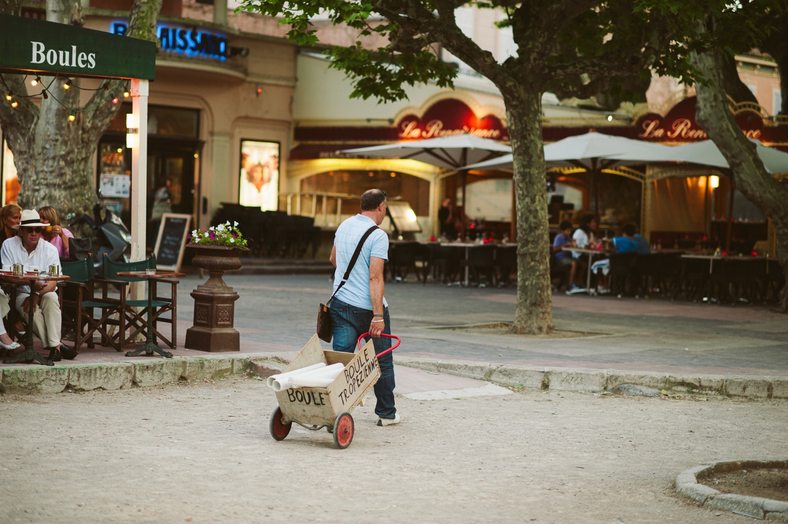Candid laughter at rehearsal dinner in Saint-Tropez