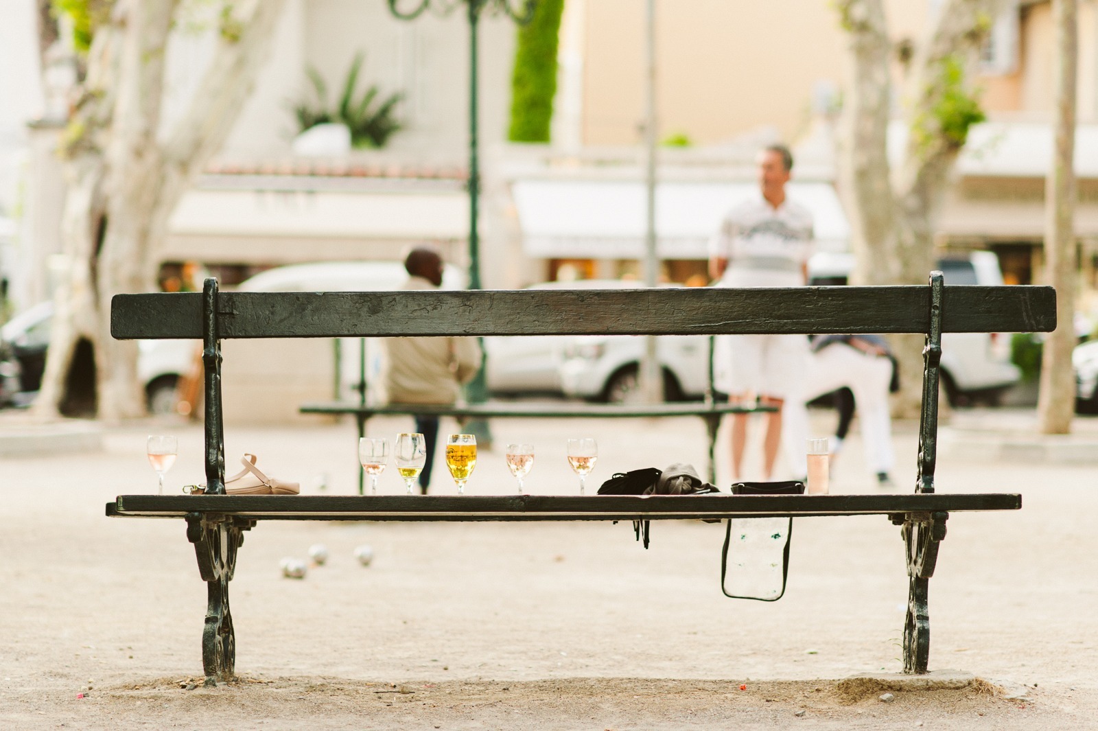 Saint-Tropez wedding photographer capturing rehearsal activities around boules field