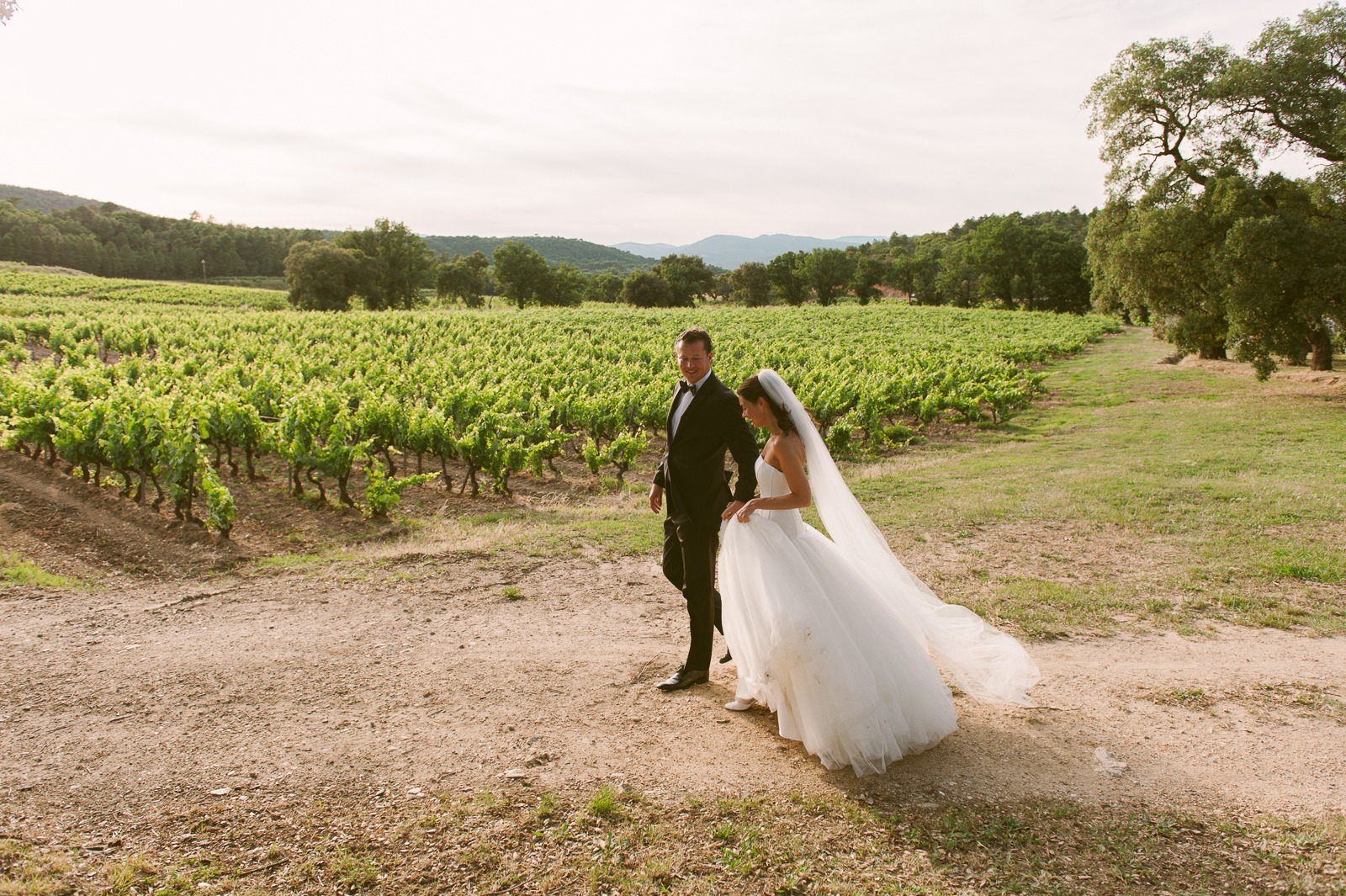 Saint-Tropez wedding photographer capturing natural vineyard portraits at golden hour