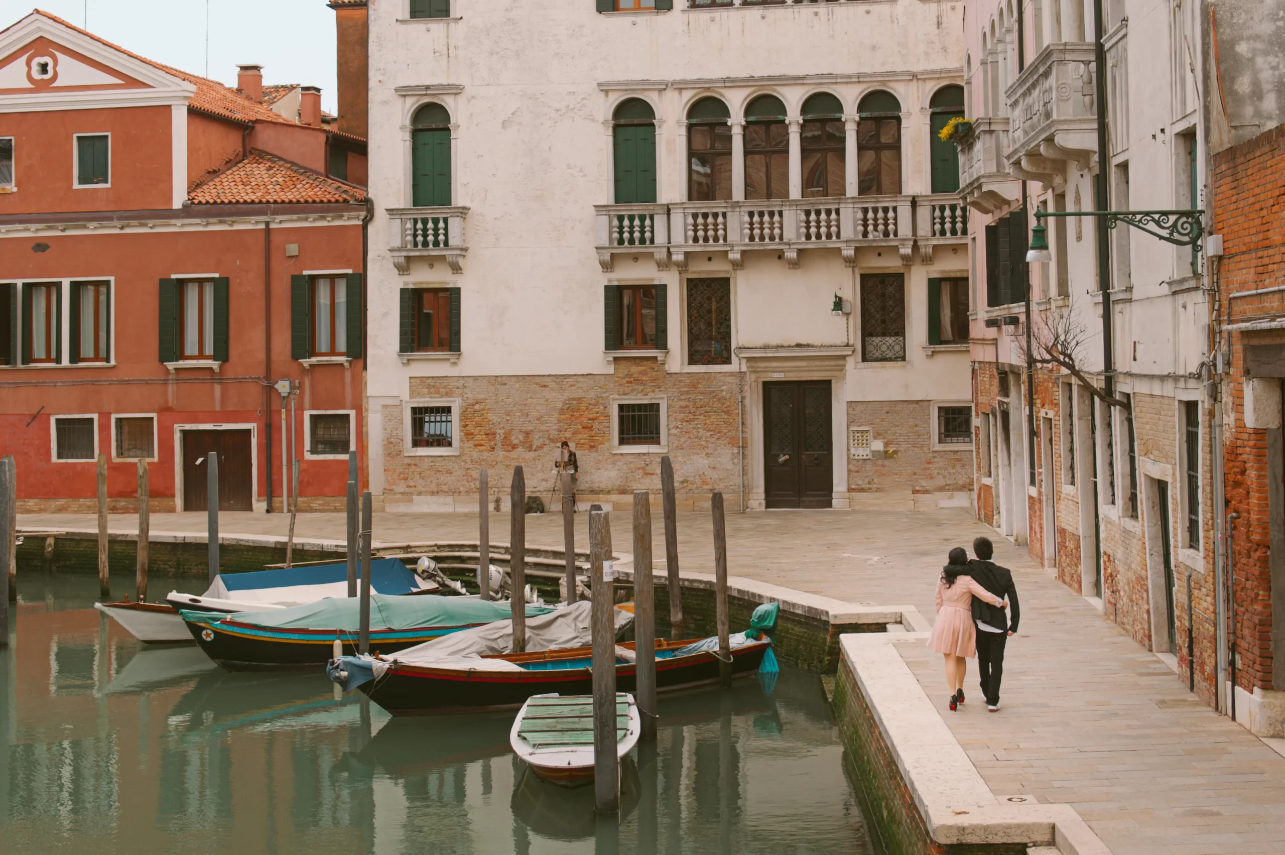 Couple on a narrow Venetian street during their pre-wedding photoshoot