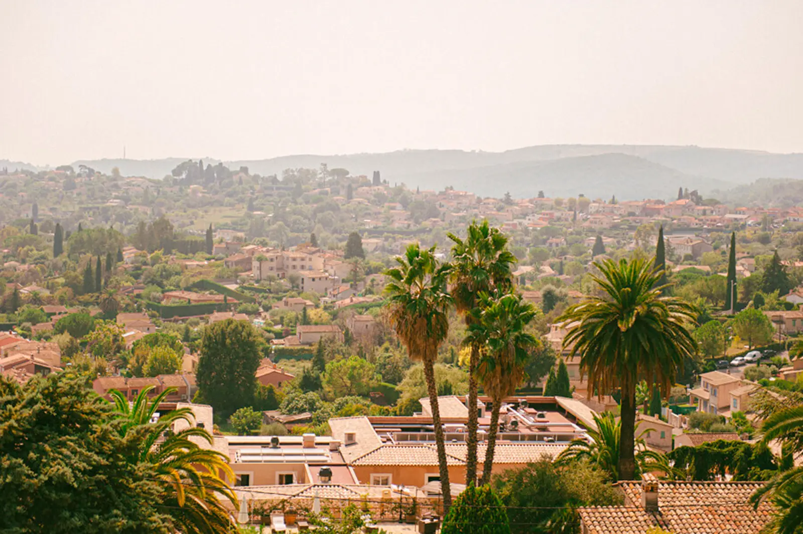 Outdoor wedding dinner near Grasse in the South of France