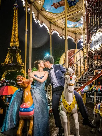 Night pre-wedding portrait in Paris with Eiffel Tower lights