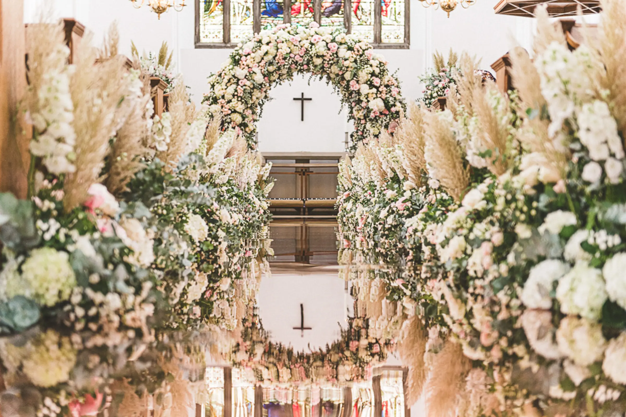 Cik maksā kāzu fotogrāfs – investīciju līmeņa foto (baznīcas kāzu ziedu noformējums)