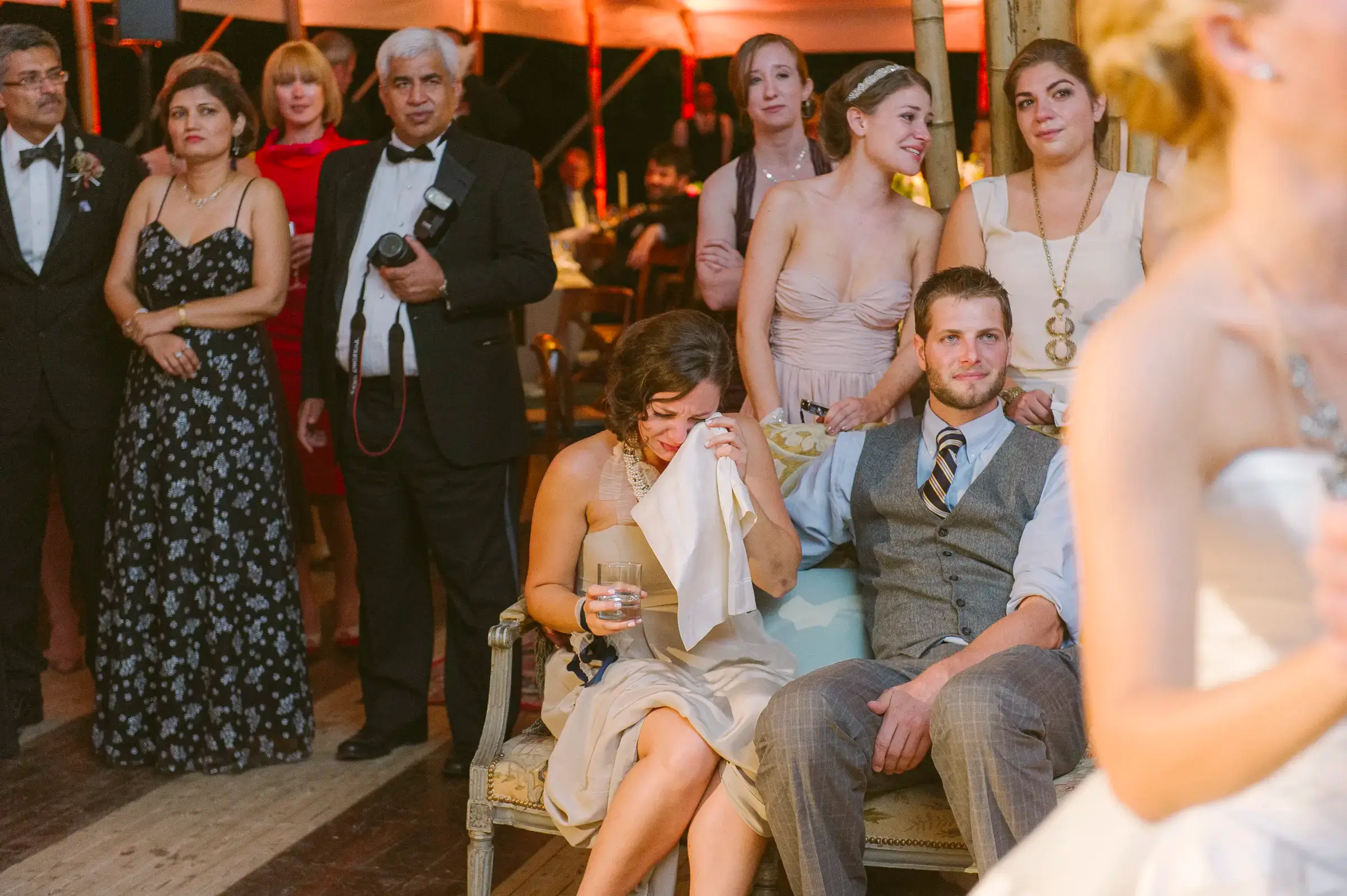 Dokumentāls kāzu fotogrāfs – patiesa prieka un emocionālas asaras ceremonijā.