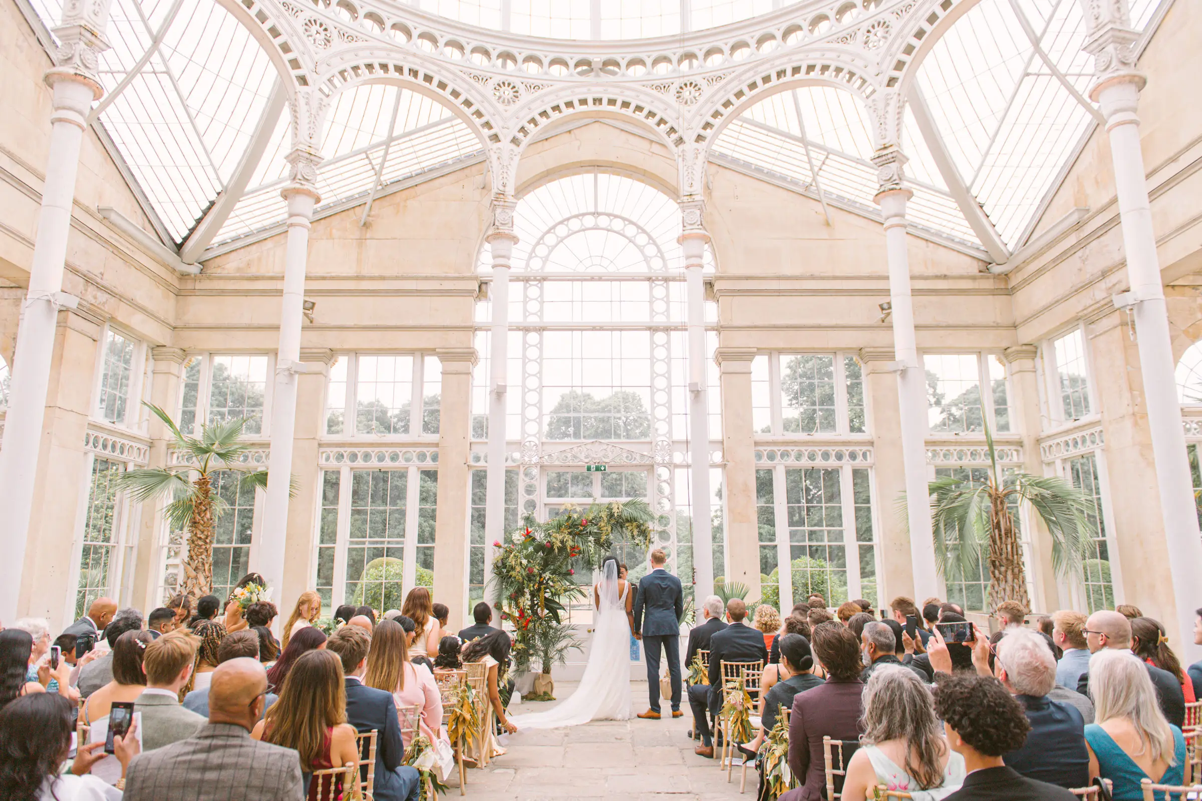 Kāzu ceremonija skaistā oranžērijā