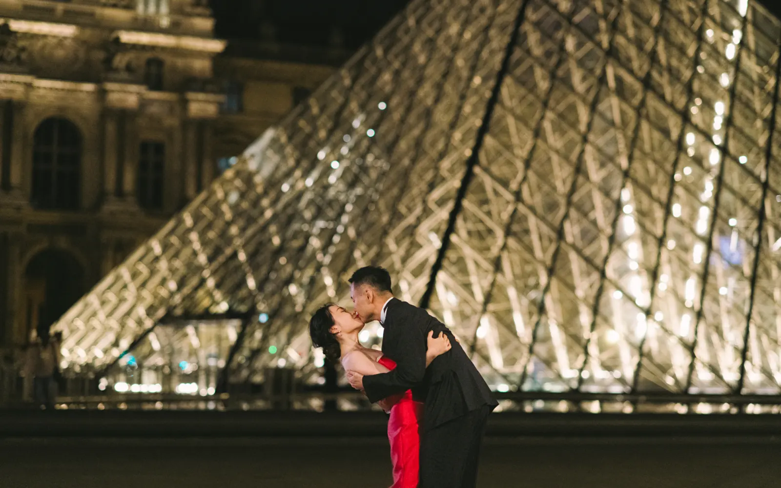 Paris pre-wedding photography during midnight with the Louvre in the background