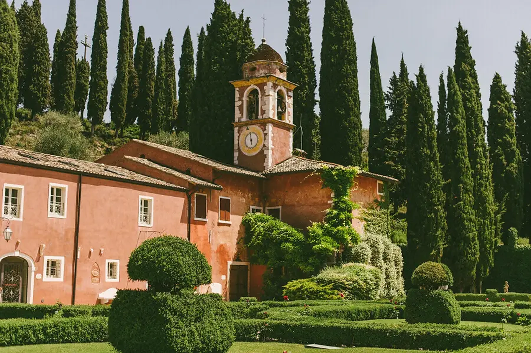 Luxury Tuscany wedding venue with villa and countryside atmosphere